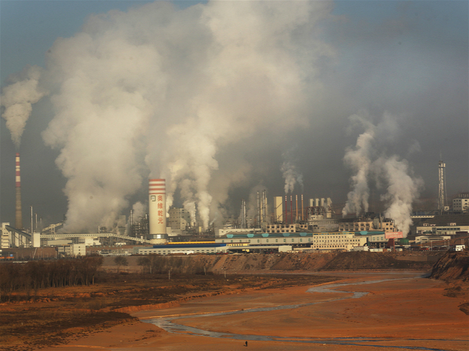 The_release_of_smoke_and_steam_from_the_Orville_Qianyuan_chemical_plant_fills_the_sky._meitu_3.jpg